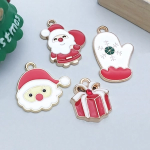 Detail van kerstbedeltjes van emaille met Kerstman, geschenkdoos en sneeuwvlokwanten