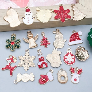 Assortiment geëmailleerde kerstbedeltjes met sneeuwpop en rendier voor het maken van sieraden