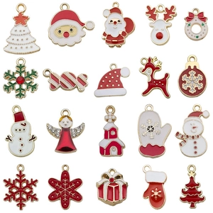 Set van 20 kersthangers van emaille legering met Kerstman en rendier bedeltjes