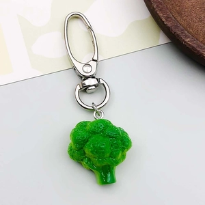 Gros plan d'un pendentif brocoli créatif en résine avec un fermoir en métal argenté