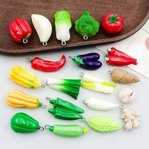 Gros plan de pendentifs de légumes colorés en résine avec anneaux argentés pour bijoux DIY