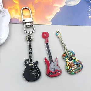 Vista detallada de colgantes de guitarra acrílicos para joyería y llaveros