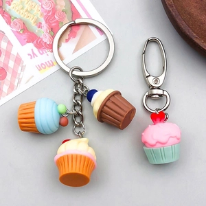 Détails de pendentifs cupcakes colorés en résine sur fermoirs mousquetons et anneaux