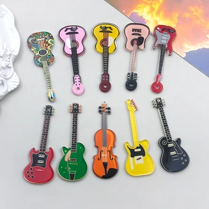 Detalle de diez colgantes de acrílico coloridos en forma de guitarra para joyería DIY