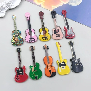 Detalle de dijes de guitarra de acrílico coloridos para collares DIY con agujeros superiores