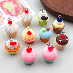 Vue détaillée de dix pendentifs cupcakes en résine colorés avec cœurs pour bijoux DIY