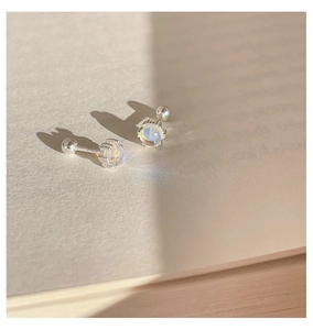 Detalle del pendiente de plata S925 con piedra de luna y cierre de rosca de seguridad