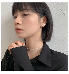 Modelo con pendientes minimalistas de plata 925 y un collar gargantilla de cuentas finas