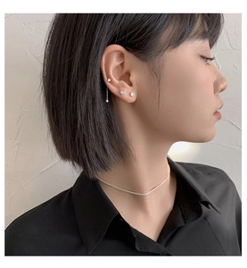 Primer plano de pendientes y collar de plata 925 con piedra lunar en una modelo real