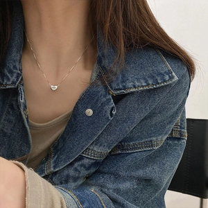 Collier élégant pour femme avec pendentif cœur argenté et chaîne à maillons épurée