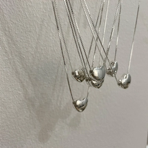 Collier à pendentif cœur argenté avec chaîne vénitienne polie pour un look minimaliste