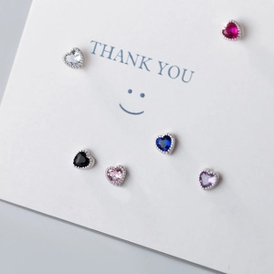 Set di orecchini a lobo a cuore in argento S925 con sei cristalli di zircone colorati