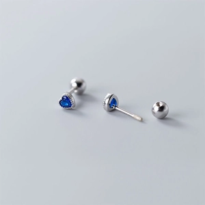 Macro di orecchini a lobo con zircone blu a cuore e chiusura a vite in argento