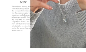 Detail der silbernen strukturierten Rechteck-Halskette auf hellblauem Strickpullover