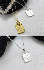 Makro-Detail des S925 Silber Anhängers mit You deserve be loved sure Gravur-Schmuck