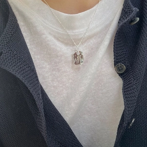 925 Silber Halskette mit 'You are loved' Gravur, getragen von einem Modell mit Strickjacke
