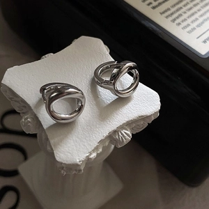 Créoles minimalistes en argent S925 sur un socle en pierre au style artistique
