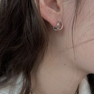 Boucles d'oreilles créoles doubles en argent S925 poli pour un style minimaliste