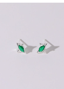 Vista macro de aretes de estrella plateados con circón verde de corte marquesa