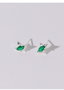 Detalle de pendientes de estrella con piedra marquesa verde y acabado plateado