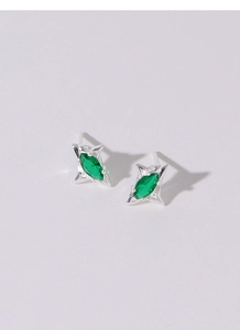 Detalle de pendientes estrella de plata con circonita verde esmeralda talla marquesa