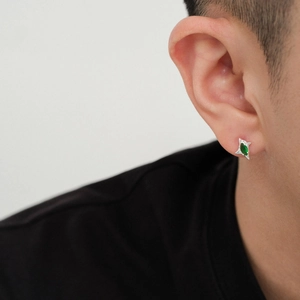 Pendiente de estrella para hombre con circón verde, vista de uso estilo elegante
