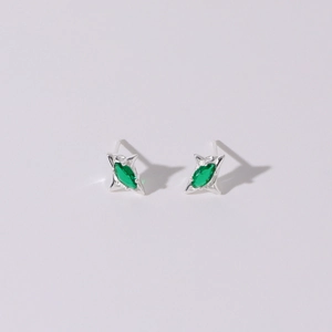 Pendientes de estrella de plata con circonitas verdes en talla marquesa