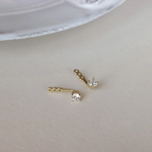 Elegantes pendientes de circonita dorada con cierre ajustable para un estilo minimalista