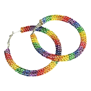 Détail des boucles d'oreilles créoles arc-en-ciel avec strass multicolores étincelants