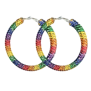 Boucles d'oreilles créoles arc-en-ciel pavées de cristaux avec monture en argent brillant