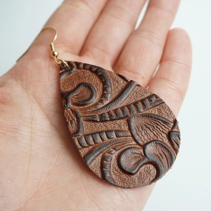 Boucles d'oreilles pendantes en cuir marron gaufré avec motifs vintage et crochets dorés