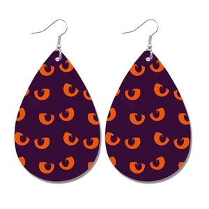 Detailansicht der Tropfenohrringe aus Leder mit lila Halloween Monsteraugen-Print