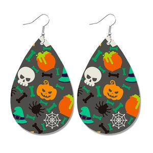 Halloween teardrop oorbellen van kunstleer met pompoen en spook prints op wit decor