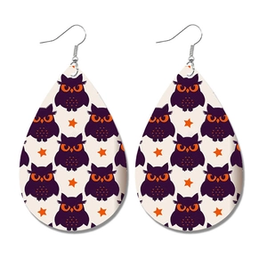 Detailaufnahme von Teardrop-Kunstlederohrringen mit Eulen- und Sternenmuster für Halloween