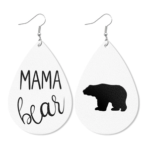 Tropfenohrringe aus Kunstleder mit Mama-Bear-Schriftzug und schwarzer Bären-Silhouette