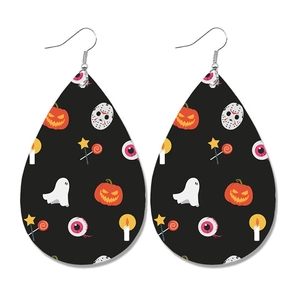 Detail van druppelvormige leren oorbellen met Halloween-motieven zoals pompoen en geest