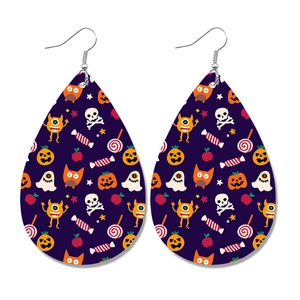 Halloween lederen druppeloorbellen met pompoen- en spookprint op paarse achtergrond
