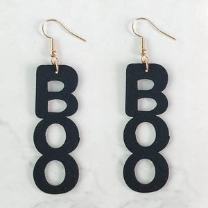 Pendientes Boo de Halloween en terciopelo negro con ganchos dorados sobre mármol