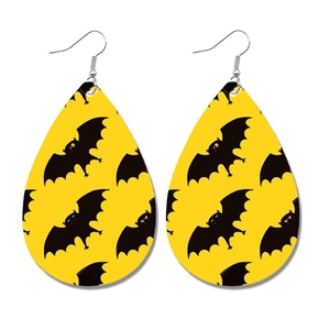 Halloween Lederohrringe in Tropfenform mit schwarzem Fledermaus-Druck auf gelbem Grund
