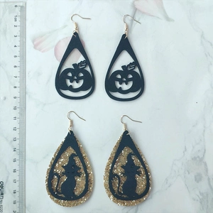 Set de pendientes de Halloween calabaza y gato bruja en mármol con escala de medida
