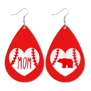 Rote Kunstleder-Ohrringe in Tropfenform mit weißem Herz, Baseballnaht und Bärenmotiv für Mama