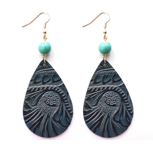 Détails des boucles d'oreilles en cuir gaufré vintage avec perles turquoise et doré