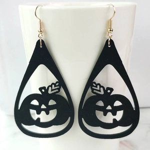 Pendientes de calabaza para Halloween en terciopelo negro con ganchos dorados