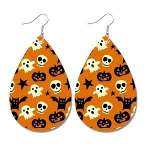 Detail van oranje lederen oorbellen met Halloween prints van spoken en pompoenen