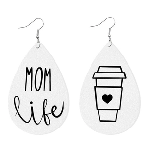 Detail der Lederohrringe in Tropfenform mit MOM life Text und süßem Kaffeetassen-Design