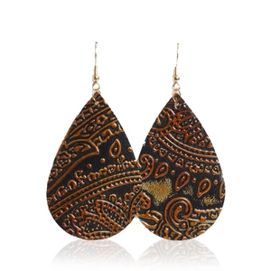 Détail des boucles d'oreilles en cuir en forme de goutte avec motif paisley gaufré