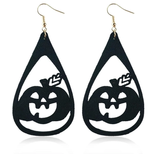 Detalle de pendientes de Halloween con diseño de calabaza negra troquelada sobre fondo blanco
