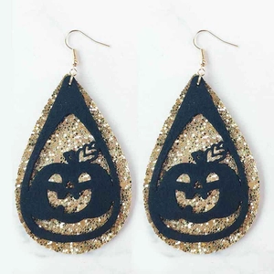 Detalle de los pendientes de gota con calabaza negra y tela dorada brillante de Halloween