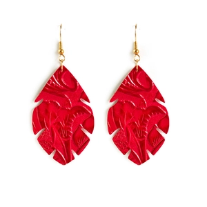 Détail de boucles d'oreilles en cuir gaufré rouge en forme de feuille avec crochets dorés