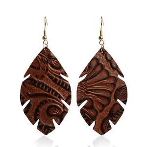 Boucles d'oreilles rétro en cuir marron gaufré en forme de feuille avec crochets dorés